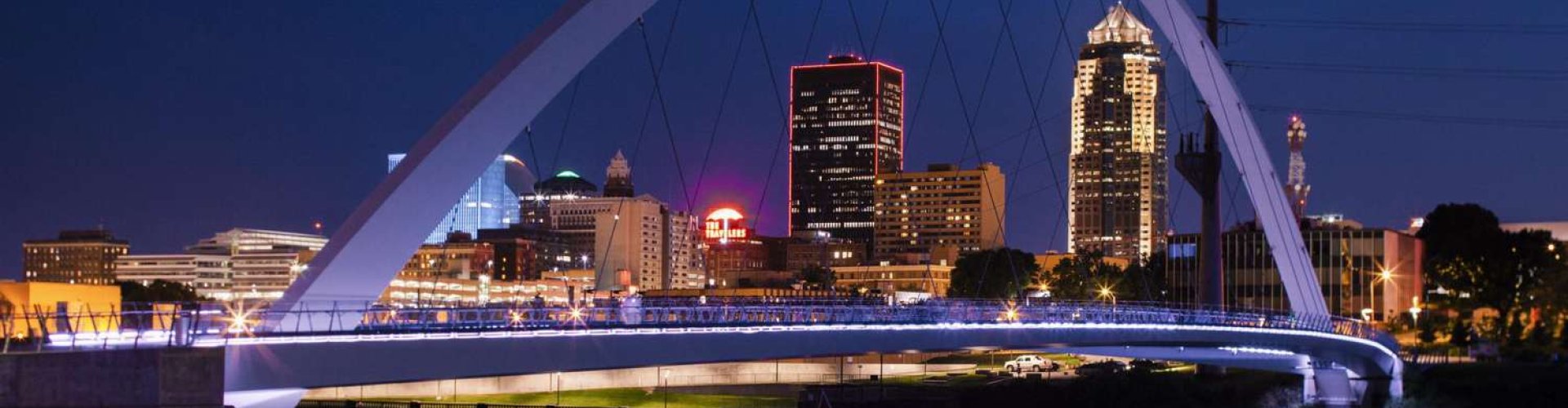 Des Moines night skyline